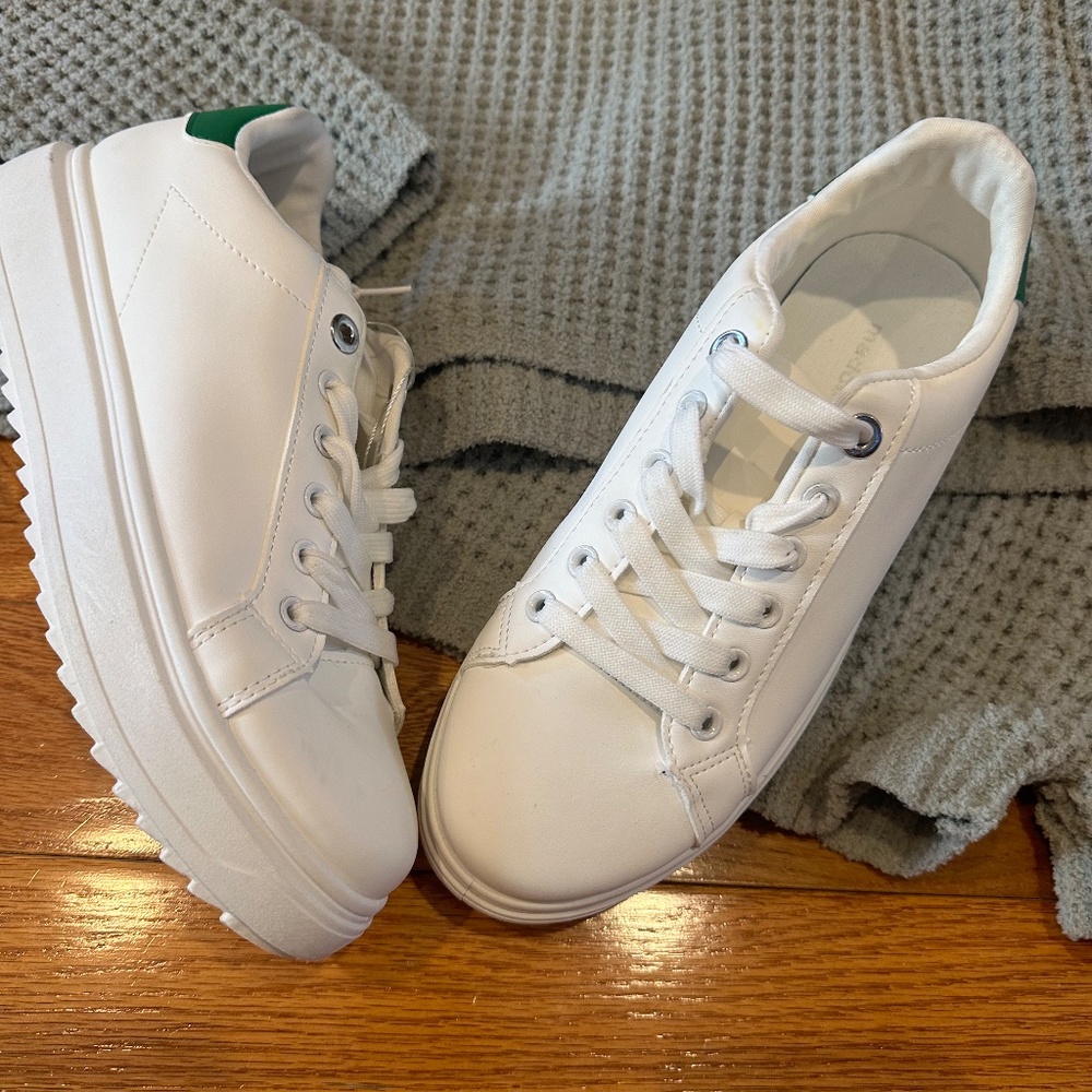 BRAND NEW Steve Madden Girl Josie White Platform Sneakers Size 10